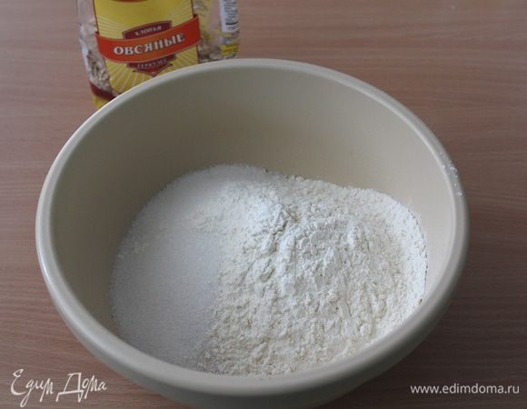 Измельченные хлопья смешать с мукой, сахаром, разрыхлителем.
