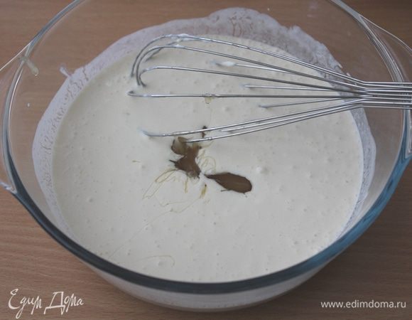 В отдельной чашке размешать йогурт, яйцо и мед.