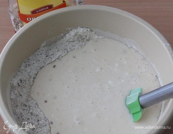Добавить молочную смесь к мучной, перемешать.