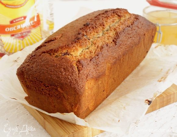 Выпекать около часа при 180-190°С, при необходимости прикрыть кекс фольгой. Готовность проверить деревянной шпажкой.