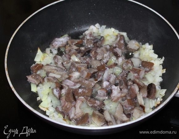 Разогреть масло, обжарить в нем очищенный и мелко нарезанный лук 1 шт., добавить грибы, обжарить еще пару минут.