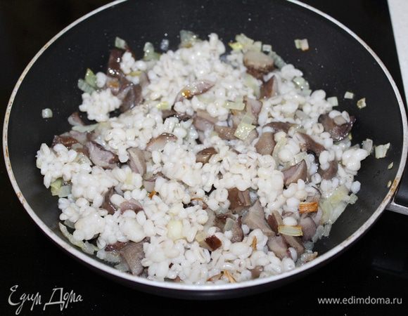 Добавляем соль, перец, специи, перловую крупу. Хорошо вымешиваем.