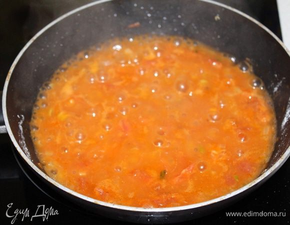 На растительном масле обжариваем до прозрачности лук, морковь. Добавляем томатную пасту.