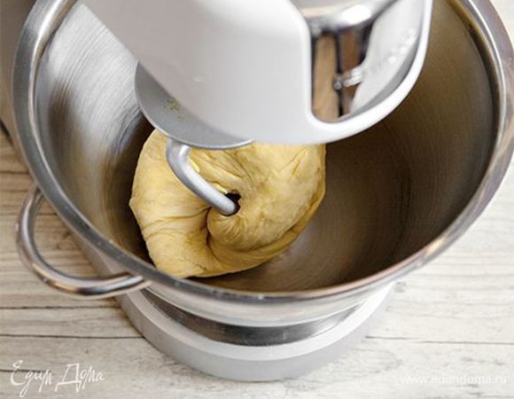 Просейте муку, добавьте 1 ст. л. растительного масла, вбейте яйцо, добавьте щепотку соли и воду. Замесите тесто руками. Или доверьте эту работу кухонной машине KENWOOD с насадкой крюк. Так вы сэкономите не только время, но и свои силы. Скатайте тесто в шар, полейте оставшимся растительным маслом, накройте пленкой и оставьте на полчаса при комнатной температуре.

