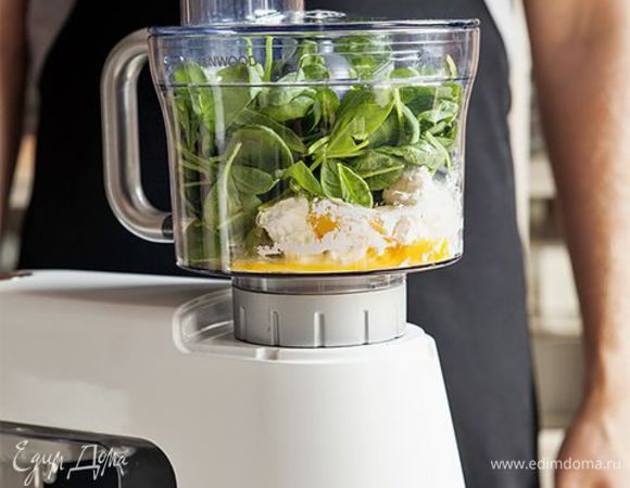 Пока тесто отдыхает, займитесь начинкой. Соедините брынзу, яйцо, шпинат и орегано. Все
тщательно перемешайте вручную. Также вы можете воспользоваться насадкой кухонный комбайн с универсальным ножом. С ее помощью вы легко и быстро измельчите и перемешаете все ингредиенты до необходимой консистенции. 
