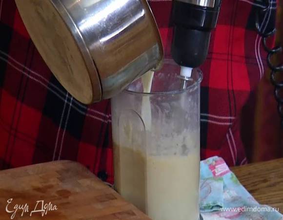 Непрерывно взбивая на маленькой скорости, влить в яичную массу молоко со сливками, так чтобы получилось жидкое тесто.