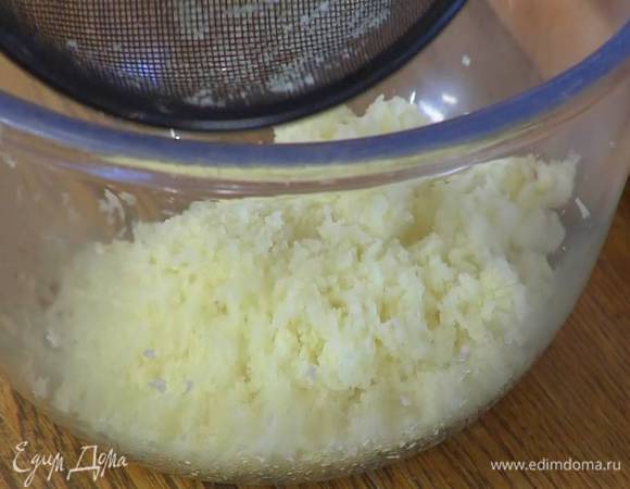 Картофель отварить в мундире, затем слегка остудить, почистить и протереть через сито.