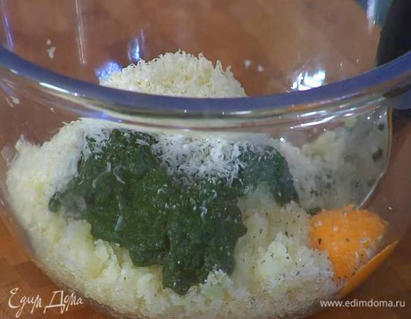 К протертому картофелю добавить пюре из шпината, желток, 30‒40 г натертого сыра, 3/4 ст. ложки муки, посолить, поперчить и перемешать, если тесто получилось жидковатым, добавить еще муки.