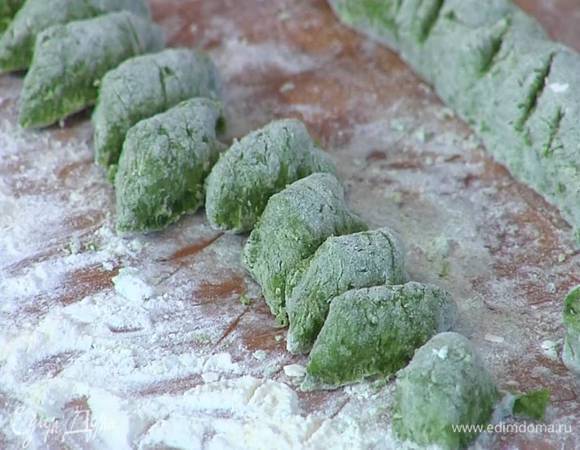 Рабочую поверхность посыпать оставшейся мукой, выложить тесто, сформировать колбаску и нарезать ее небольшими кусочками.