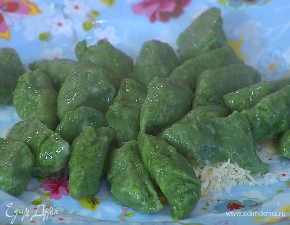 Отваривать ньокки в кипящей подсоленной воде 4‒5 минут, как только всплывут — вынуть шумовкой.