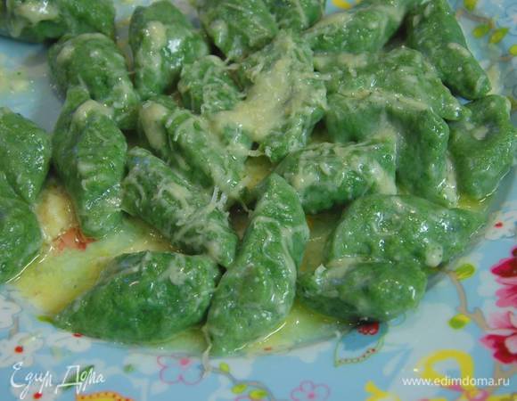 На тарелки высыпать половину оставшегося сыра, выложить горячие ньокки, смазать их сливочным маслом и посыпать оставшимся сыром.