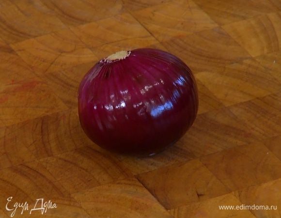 Лук и чеснок почистить, лук крупно порезать.