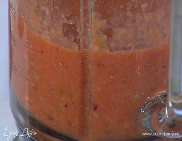 В чаше блендера соединить сельдерей, лук и чеснок, добавить помидоры вместе с 1‒2 ст. ложками сока, сахар, листья тимьяна, цедру лайма, 1‒2 ст. ложки оливкового масла, хлопья чили, смесь перца и соль, взбить все в однородную массу.