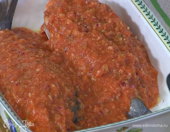 Дораду посолить и поперчить со всех сторон, выложить в жаропрочную керамическую форму, смазанную оливковым маслом и залить сверху томатным соусом.