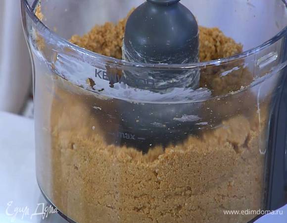 Печенье слегка измельчить в блендере, затем добавить предварительно размягченное сливочное масло и взбить все в однородную массу.