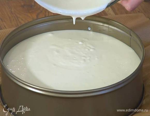 Сливочную начинку вылить в форму с коржом.