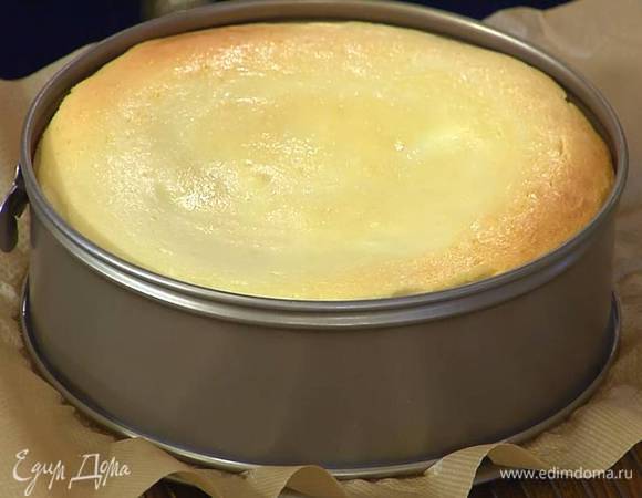 Выпекать чизкейк в разогретой духовке 45‒50 минут.