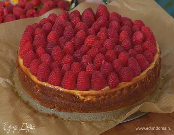 Горячий чизкейк украсить свежей малиной, затем полностью остудить и вынуть из формы.