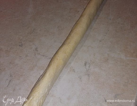 Для начала делаем начинку. Масло достать из морозилки и натереть на крупной терке. Сыр натереть на мелкой, все хорошо перемешать. Выложить на пищевую пленку в виде колбаски, свернуть и положить в морозилку.