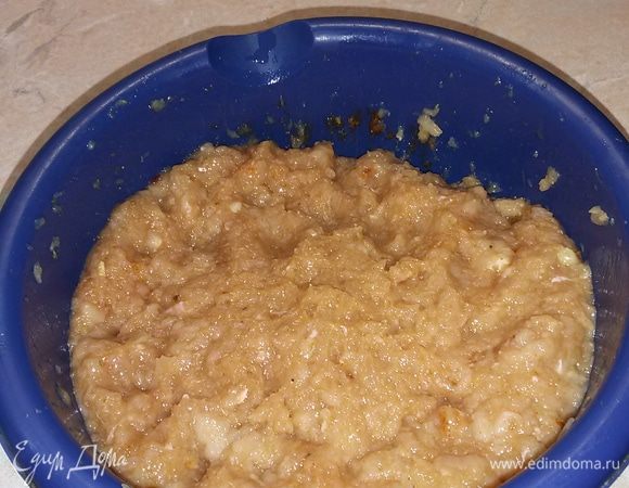 Филе пропустить через мясорубку вместе с луком. Все хорошо перемешать. Добавить яйцо. Посолить, приправить любимыми специями. Поставить в холодильник охладиться на 20 минут.