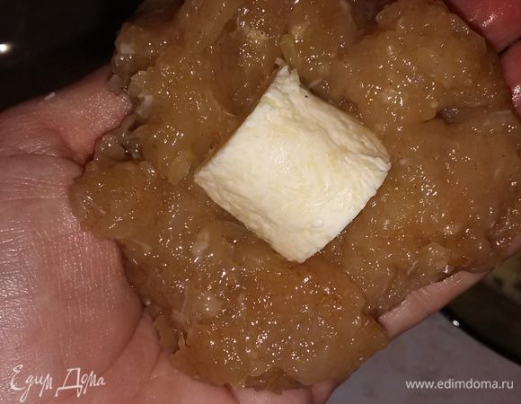 Из фарша сделать маленькие лепешечки. На середину положить немного сырной колбаски. Все хорошо закрыть фаршем. Потом обмакнуть в яйце и запанировать в сухарях.
