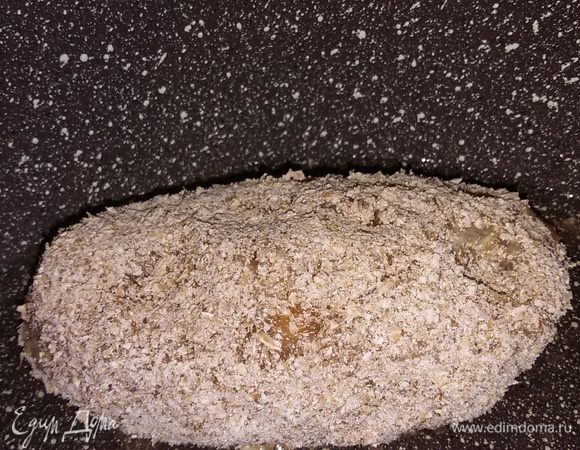 Обжарить на сковороде до золотистого цвета.