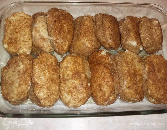 Духовку разогреть до 200°С. Обжаренные котлетки выложить в форму для запекания. Запекать 30 минут.