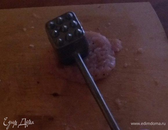 Каждый кусочек отбиваем с двух сторон.