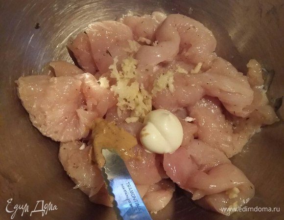 Складываем в миску, добавляем соль, два небольших зубчика чеснока, горчицу (всегда добавляю к любому мясу) и чайную ложку майонеза. И это был весь майонез, который мы использовали в нашем рецепте. Перемешиваем и отставляем на то время, пока включаем духовку, делаем соус, которым будем покрывать сверху наши отбивные. Это все примерно 5 минут. Можно дать постоять подольше кусочкам.