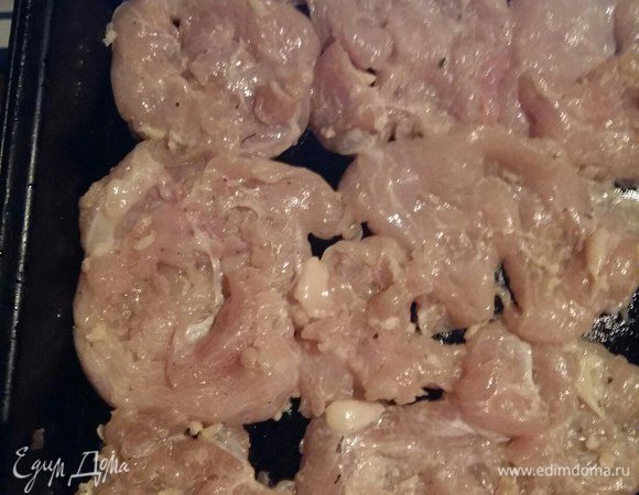 Укладываем на смазанный растительным маслом противень плотненько друг к другу отбивные.