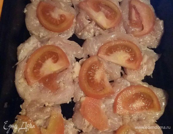 Сверху укладываем дольки помидора, нарезанного, как вашей душе угодно, я половинками нарезала.