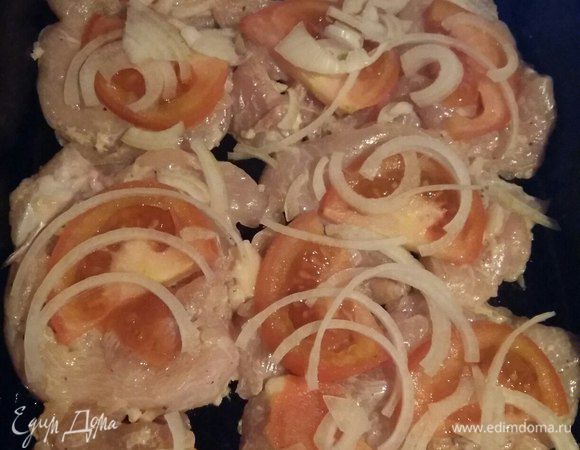 Далее — лук репчатый полукольцами, также можно и кольцами, и мелко порезанный.