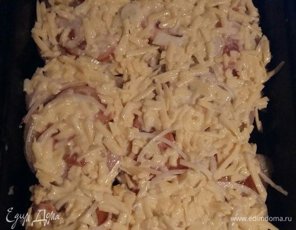 Добавляем наш сырный соус сверху и ставим в духовку, разогретую до 220°С, на 30 минут. Конечно, свою духовку вы знаете лучше, поэтому следите за временем приготовления. Мне хватает ровно 30 мин. 