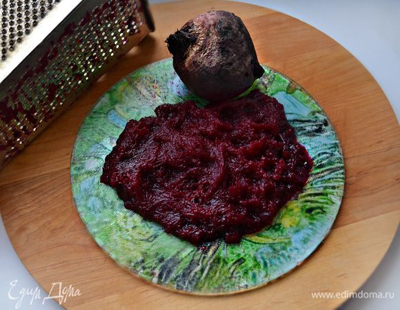 Свеклу хорошо промойте (2 средние свеклы), отварите до готовности, остудите, почистите и натрите на мелкой терке.