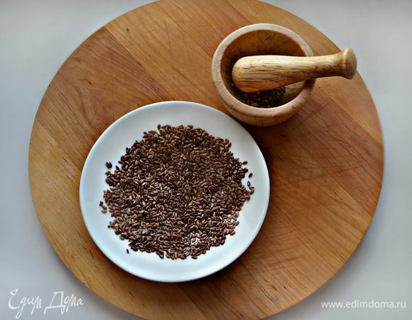 На сухой сковороде поджарьте семена льна в течение пары минут, постоянно помешивая. Специи соедините и хорошо разотрите в ступке.