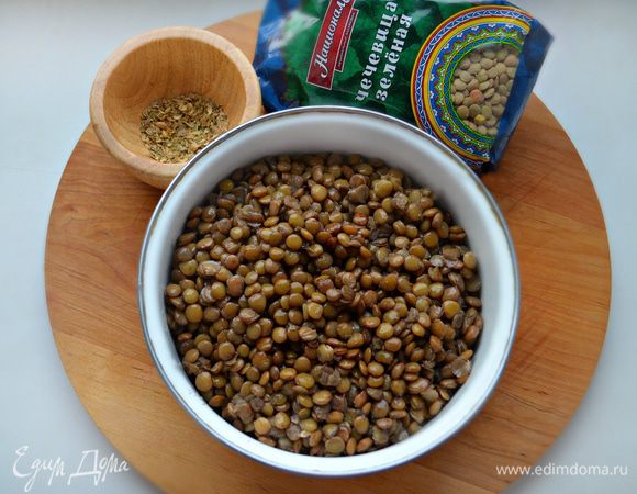 Чечевицу ТМ «Националь» нужно поместить в кастрюлю, залить водой (в два раза больше чечевицы), посолить и варить до готовности, согласно инструкции. Получается ориентировочно 45 мин. Дать приготовленной чечевице остыть, и лишнюю воду слить.