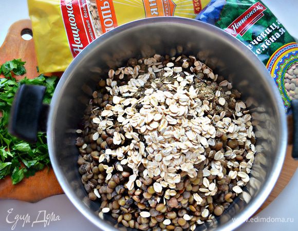 К чечевице добавить натертую свеклу (немного сока от свеклы можно слить), семена льна, овсяные хлопья ТМ «Националь», соль, специи. 