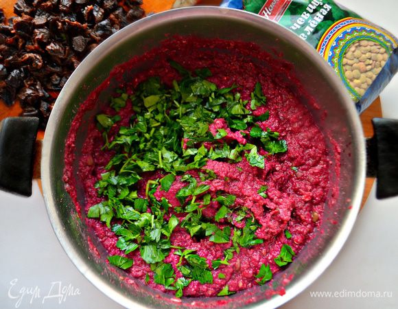 Взбить все хорошо с помощью блендера и добавить порубленную петрушку и мелко порезанный чернослив (предварительно замоченный на 20 мин. в теплой воде). Полученную массу перемешать. Если есть время, то можно на 30 мин. поставить в холодильник для большего загустения.