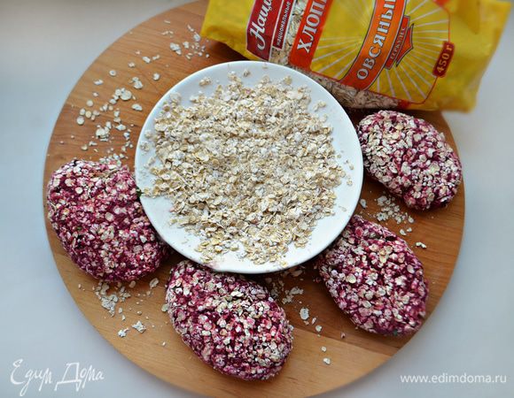 Сформировать котлеты (делайте это аккуратно, масса очень нежная), обильно обвалять в овсяных хлопьях и обжарить на растительном масле с двух сторон до румяной корочки.