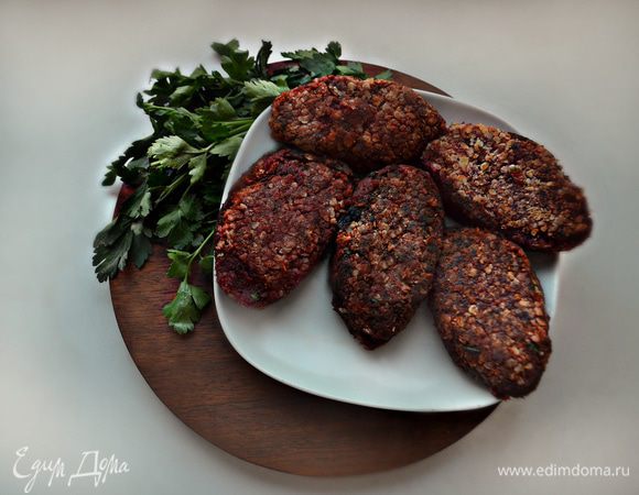 Подавайте котлеты как основное блюдо или гарнир, горячими или остывшими — и так, и так очень вкусно. Вне поста в качестве дополнения к свекольно-чечевичным котлеткам хорошо подойдет сметана или натуральный йогурт.