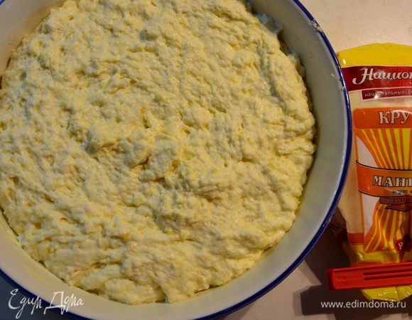 Хорошо смазать форму 28 см сливочным маслом. Выложить тесто в форму и выпекать в хорошо разогретой духовке при 165°С 50 минут.