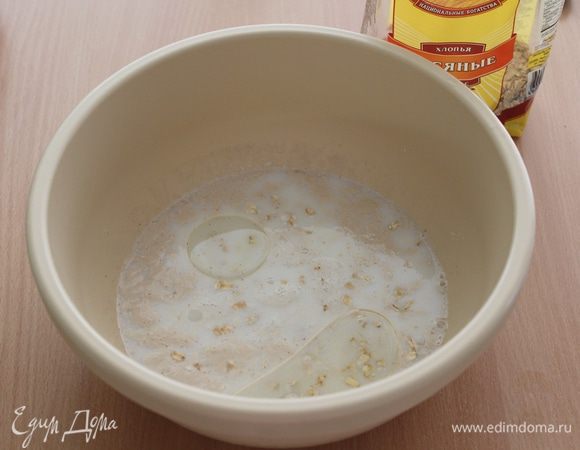 В миске смешать дрожжи, чайную ложку сахара и теплую воду. Размешать до растворения дрожжей. Дайте смеси постоять минуты 2.