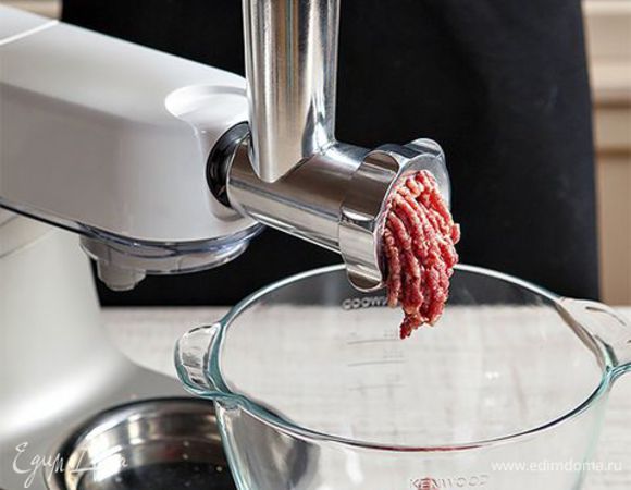 Бараньи кости промойте, залейте водой (1,5 л) и варите 1,5–2 часа. Время от времени снимайте пену и жир, жир не выбрасывайте. Бульон должен получиться крепким и наваристым. Готовый бульон процедите. Рис варите до полуготовности около 20 минут. Пока варится бульон, сделайте тефтели. Чтобы сэкономить время, воспользуйтесь кухонной машиной KENWOOD с насадкой мясорубка. С ее помощью вы измельчите мясо до состояния фарша быстро и без лишних усилий. Смешайте мясо с недоваренным рисом, добавьте перец, корицу, гвоздику, яйцо и посолите. Хорошенько вымесите фарш и слепите из него тефтели величиной с грецкий орех.