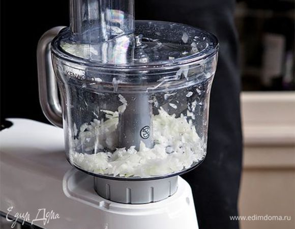 Измельчите лук при помощи ножа. Или воспользуйтесь насадкой кухонный комбайн, которая справится с задачей в считанные секунды и защитит вас от неприятного запаха рук. Обжарьте лук до золотистого цвета на жире, снятом с бульона, добавьте в суп и доведите до кипения.