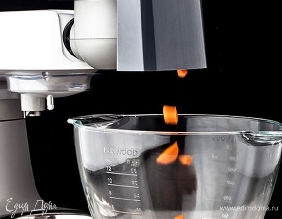 Горошек хорошо промойте, всыпьте в бульон и варите до полуготовности примерно 20 минут. Очистите и нарежьте морковь ровными мелкими кубиками. Упростить задачу и сэкономить время вам поможет кухонная машина KENWOOD с насадкой для нарезки кубиками, которая справится с работой значительно быстрее. Помидоры ошпарьте кипятком, сразу опустите в холодную воду и снимите кожицу. Семена удалите, мякоть тоже нарежьте кубиками.