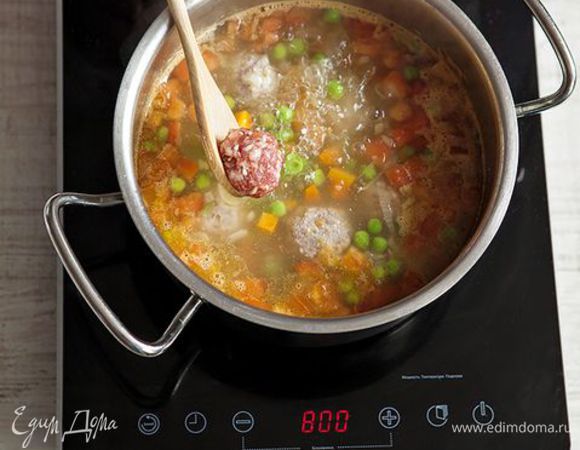 В кипящий суп добавьте морковь и помидоры (томатную пасту). Оставьте на огне еще на 15 минут. Затем по одной аккуратно опустите в суп тефтели, чтобы не сбить кипения.