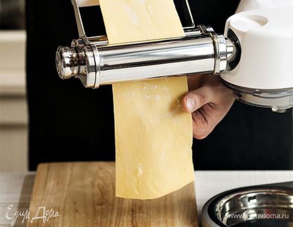 С помощью специальной насадки для раскатки теста легко и быстро сформируйте тонкие пласты из готового теста. Для этого разделите его на 3 части. Возьмите один кусок, расплющите его ладонью до толщины примерно 1 см. Затем при помощи насадки для раскатки теста кухонной машины KENWOOD раскатайте тесто в тонкий пласт (включите первую скорость): пропустите тесто через насадку несколько раз, постепенно уменьшая зазор толщины от 1 до 9. Таким же образом раскатайте оставшиеся 2 куска теста.