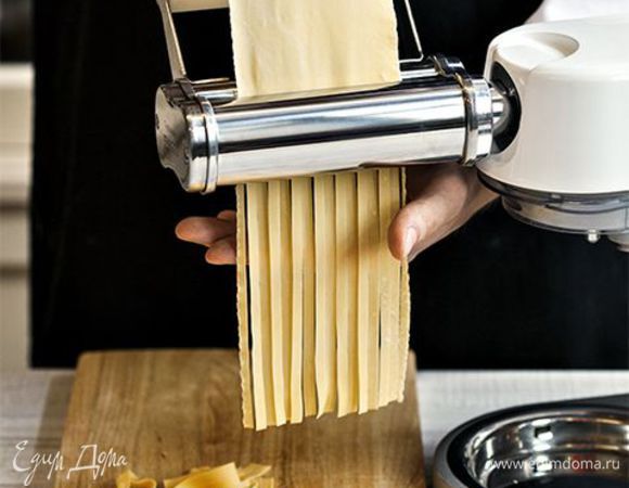 Если хотите получить не только вкусную, но и красивую, ровную пасту, доверьте процесс нарезки насадке для приготовления тальятелле. Готовую пасту припорошите мукой и разложите на рабочей поверхности так, чтобы она не слипалась и слегка подсохла. В большой кастрюле доведите воду до кипения, подсолите и добавьте 1 ст. л. оливкового масла. Выложите в кастрюлю тальятелле и варите 5–7 минут. Затем откиньте пасту на дуршлаг, переложите обратно в кастрюлю и, добавив еще немного оливкового масла, перемешайте, чтобы паста не слиплась, пока вы будете готовить соус.