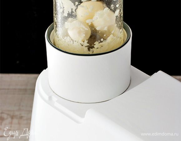 Разделите кочан брокколи на соцветия и промойте. Погрузите соцветия в холодную подсоленную воду и поставьте на огонь. После того как вода закипит, дайте брокколи провариться 10–13 минут, снимите с огня и откиньте на дуршлаг. Приготовьте соус. Измельчите лук и чеснок при помощи ножа. Или воспользуйтесь насадкой мультиизмельчитель, которая нарежет овощи максимально мелко и быстро. Вы значительно сэкономите время, кроме того, кухонная машина KENWOOD защитит вас от неприятного запаха рук.