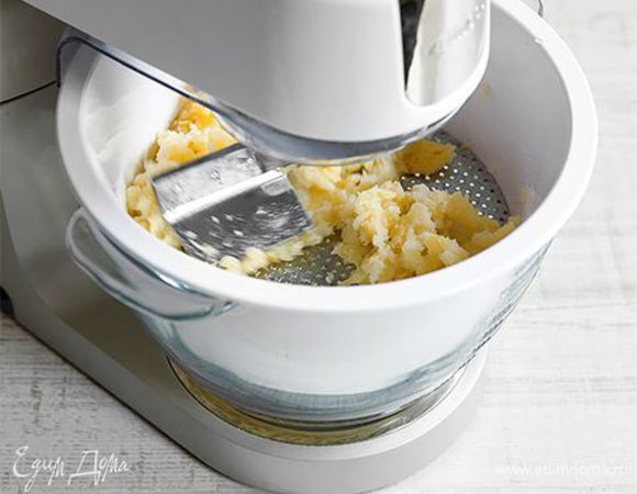 Картофель запеките в духовке до готовности (на это уйдет минут 40), затем очистите. Растолките картофель в пюре удобным для вас способом. Или воспользуйтесь кухонной машиной KENWOOD с насадкой для просеивания и протирания с крупной решеткой. С ее помощью вы получите идеально однородное и нежное пюре. При этом кухонная машина справится с работой в считанные минуты. 

